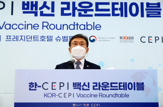 인사말 하는 권덕철 장관      (서울=연합뉴스) 권덕철 보건복지부 장관이 16일 서울 프레지던트 호텔에서 열린 '한-감염병혁신연합(CEPI) 백신 라운드테이블'에 참석해 인사말하고 있다. 2021.11.16       [보건복지부 제공. 재판매 및 DB 금지]      photo@yna.co.kr  (끝)
